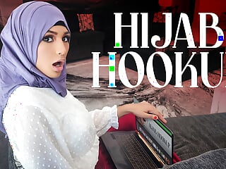 Hijab Girl Nina Grew Up Watching American Teen Movies And Is Obsessed With Becoming Prom Queen