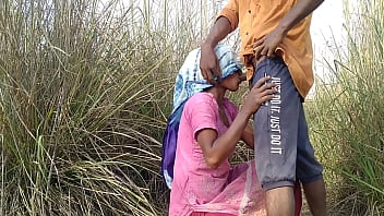 पत्नी बाहर लकड़ी इकठ्ठा कर पति ने बोला आज बाहर चोदाई करते है देसी हिंदी सेक्स वीडियो free video