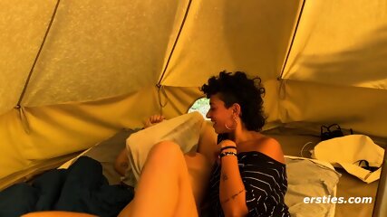 Ersties - Heier Lesben-Sex Auf Dem Festival Im Zelt